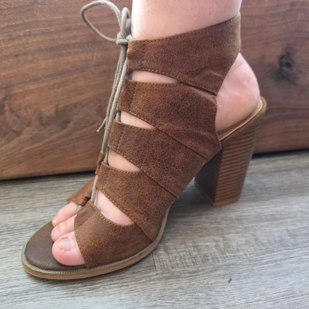 JustFab Malaney Brown Faux Suede Lace Up Block Heel Gladiator Sandals 8.5
